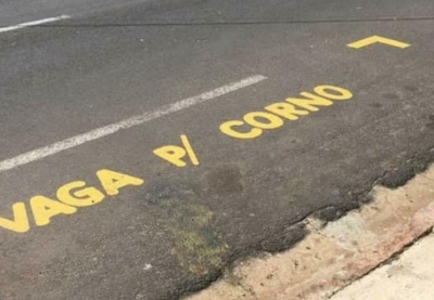 Vaga para ‘corno’ é pintada e imagem viraliza na região 