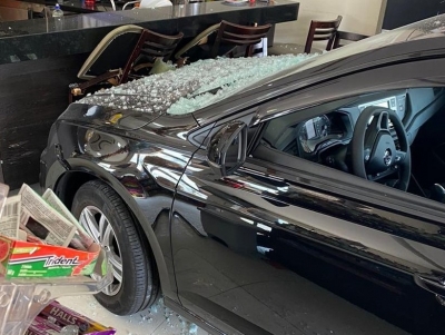 Motorista perde o controle e carro invade padaria na região