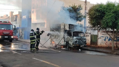 Kombi Trailer de Lanche é destruída por incêndio em Ourinhos  