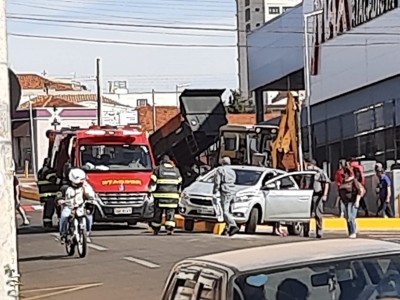 Trânsito fica prejudicado, após veículo colidir contra mureta em frente ao shopping em Ourinhos 