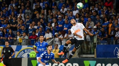 Cruzeiro martela Corinthians, mas Walter brilha e segura empate