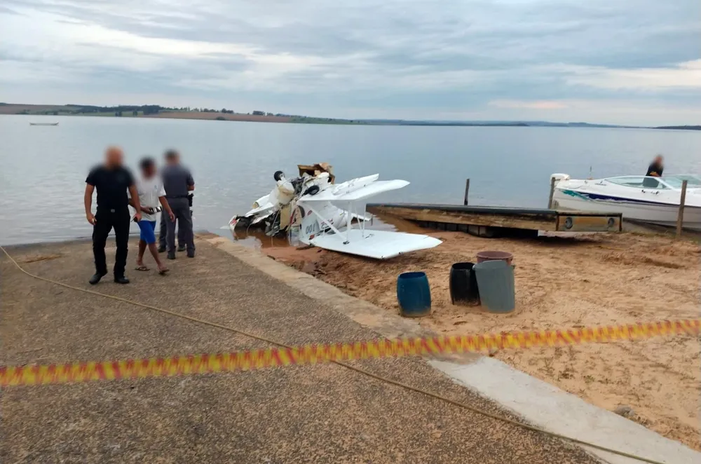 Avião cai em represa na região; duas pessoas morreram