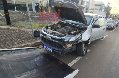 Caminhonete com identificação adulterada é apreendida, após condutor sem CNH bater em defensa metálica na Castelo Branco, em Santa Cruz do Rio Pardo 