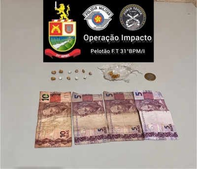 Polícia Militar surpreende mulheres comercializando drogas em praça pública em Ourinhos