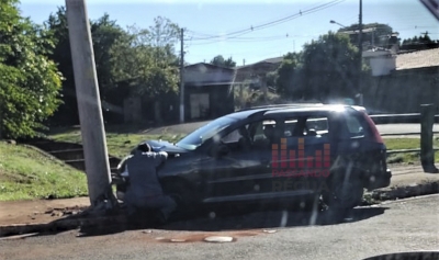 Veículo bate em poste e quatro pessoas ficam feridas em Ourinhos 