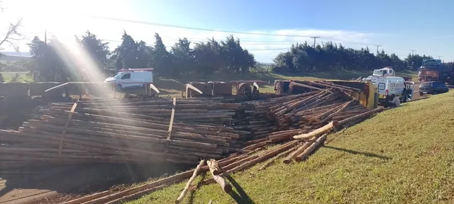 Carreta com madeira tomba e interdita trecho da SP-255 na região 