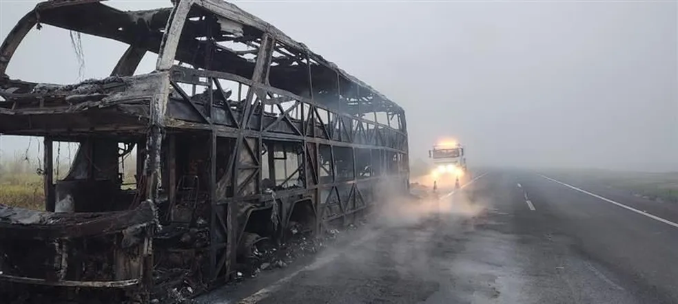 Ônibus fica destruído após pegar fogo em rodovia da região 