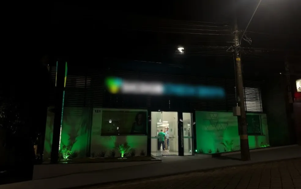 Sistema de segurança libera fumaça e mantém cliente preso dentro de agência bancária na região