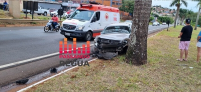 Carro se envolve em acidente com caminhão e bate em árvore na Raposo Tavares em Ourinhos