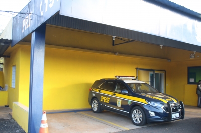 Motorista perde o controle e sai da pista na BR-153; estava com o filho de 7 anos no carro
