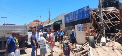 Imóvel é destruído em acidente envolvendo veículos em perímetro urbano de rodovia na região 