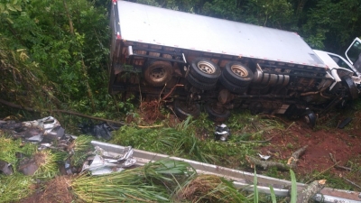 Homem morre em batida entre carro e caminhão em rodovia no norte do Paraná