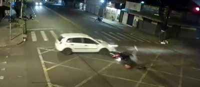 Divulgadas imagens de motociclista sendo atingido por carro no centro de Ourinhos 
