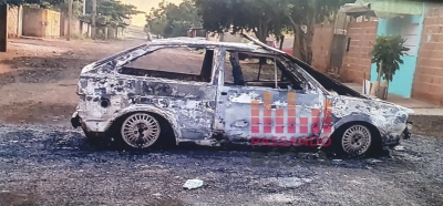 Homem incendeia carro de ex-companheira em Salto Grande 