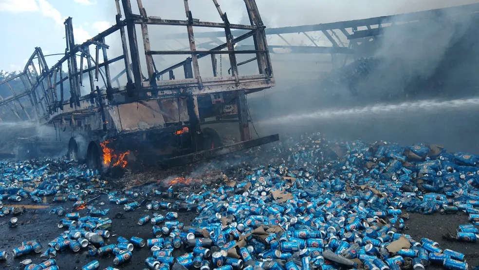 Caminhões pegam fogo após acidente entre três veículos e homem morre carbonizado na região 