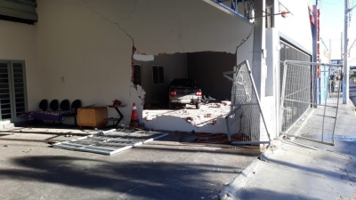Motorista perde controle, invade imóveis comerciais e derruba muro em avenida de Botucatu