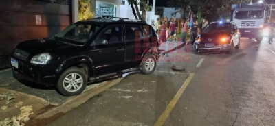 Carro desgovernado causa estragos na área central de Ourinhos