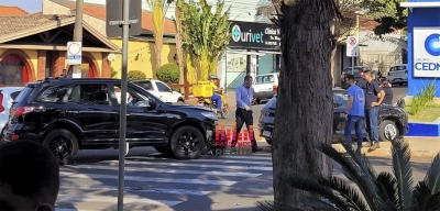 Carros batem em cruzamento na área central de Ourinhos 