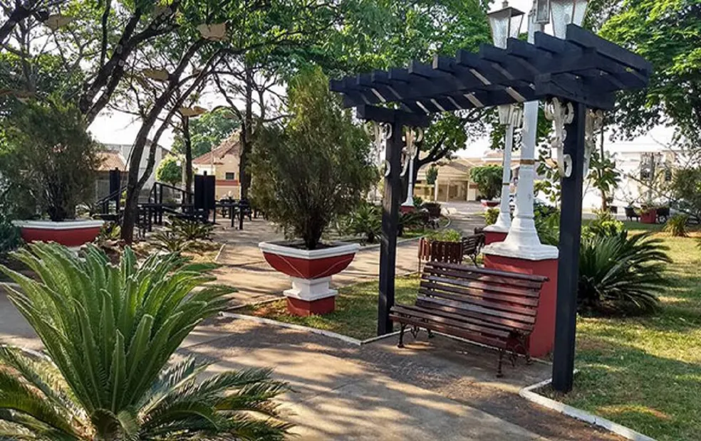 Homem é preso após confessar que se masturbava ao observar crianças em praça na região 
