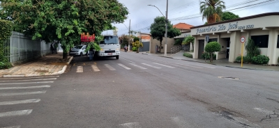 Carro colide com árvore em Ourinhos 