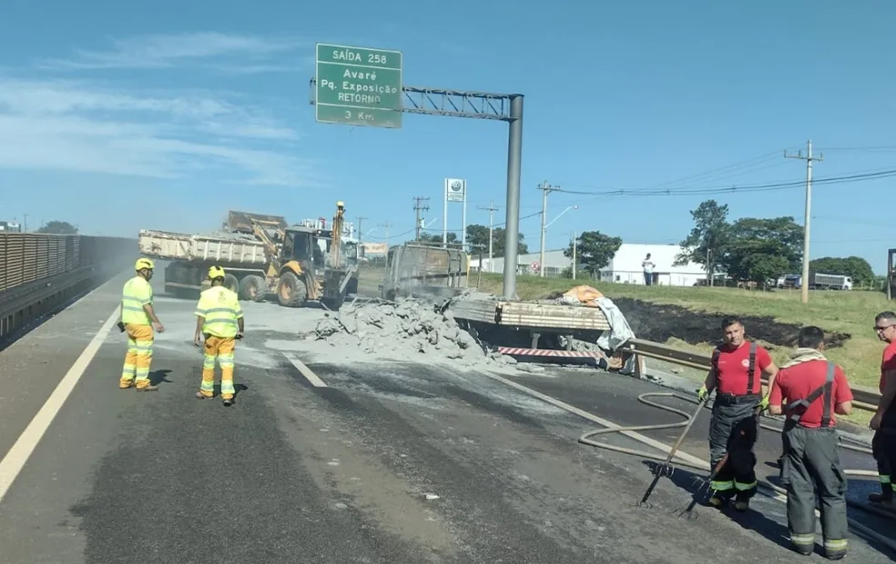 Vazamento de combustível provoca incêndio em caminhão a região 