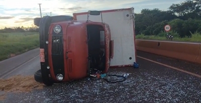 Tombamento em rodovia em Ipaussu e colisão moto e caminhão em Ourinhos deixam vítimas