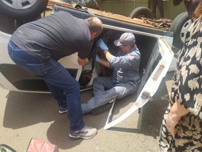 Homem fica preso em carro após acidente na área central de Ourinhos 