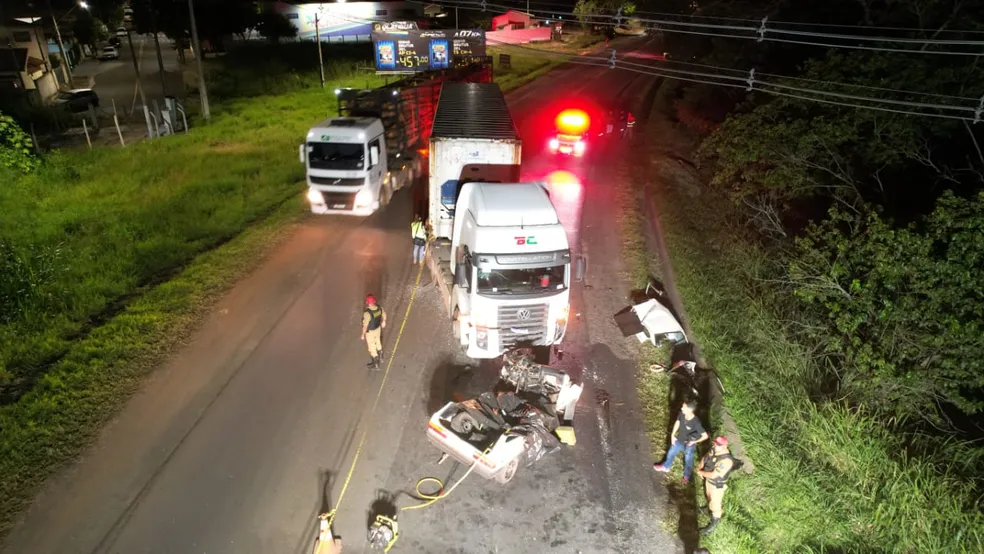 Três pessoas morrem em acidente frontal entre carro e caminhão na PR-218, no norte do Paraná 