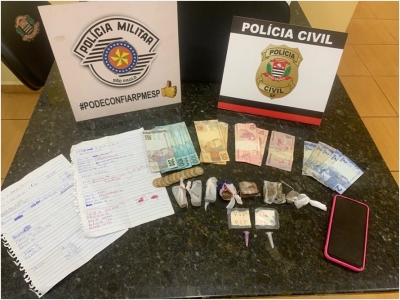 Polícia Civil de Espírito Santo Turvo prende mulher por tráfico de drogas e apreende valores em dinheiro, celular e porções de entorpecentes