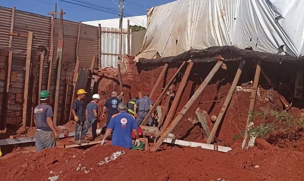 Trabalhador fica ferido após deslizamento de terra em obra na região 