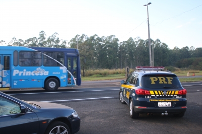 Suspeito de embriaguez ao volante xinga policiais e tenta fugir a pé na BR-153 em Ourinhos 