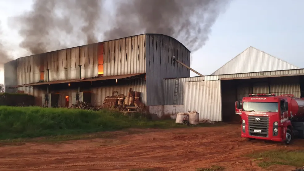 Incêndio atinge armazém de amendoim na região