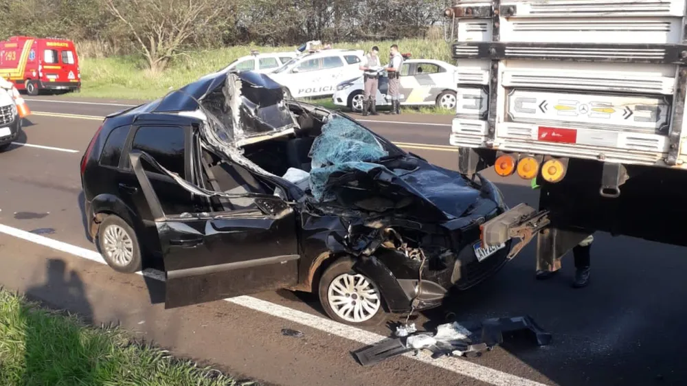Casal bate carro lotado com maconha na traseira de caminhão e é preso na região 