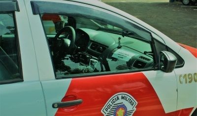 Ônibus de turismo é alvo de assalto com troca de tiros na região 