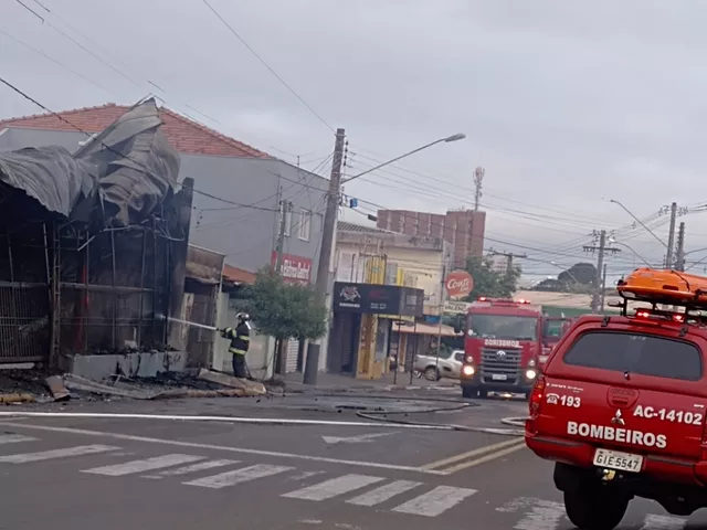 Incêndio deixa loja de pneus completamente destruída na região 