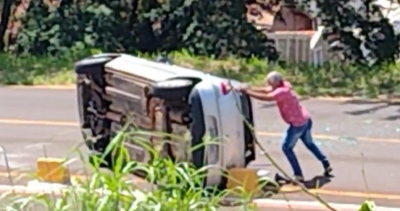 Carro tomba ao atingir tachões em avenida em Ourinhos 