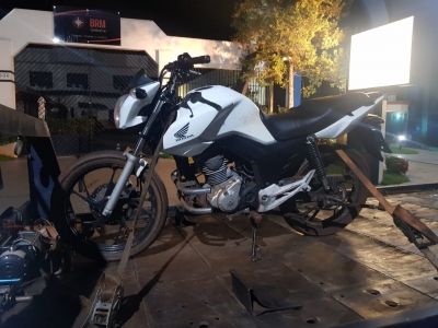 Policiais militares recuperam moto furtada e prendem jovem em Salto Grande