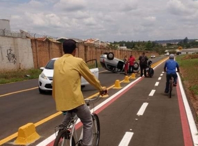 Motorista passa por cima de “tachão” e veículo tomba em Ourinhos 