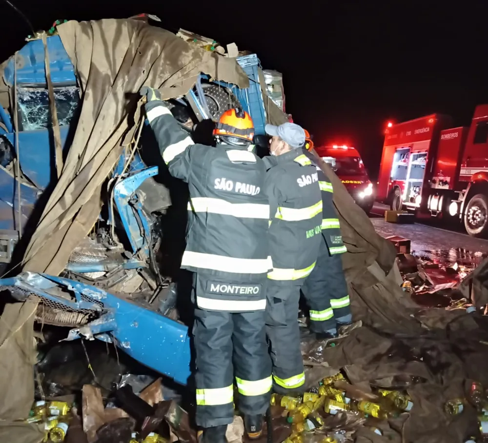 Caminhoneiro morre após bater em carreta na rodovia Castello Branco na região 