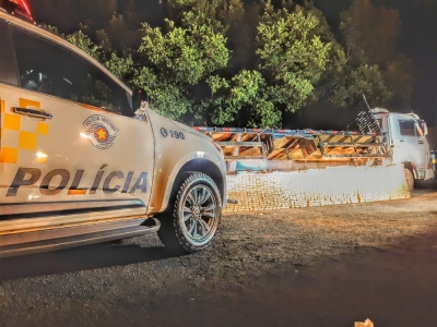 Casal de adolescentes é apreendido dirigindo caminhão com quase 800 kg de maconha na região 