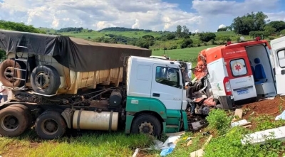 Helicópteros são acionados para atender acidente entre carreta e ambulância que levava grávida em trabalho de parto