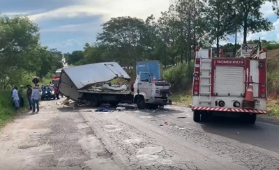 Batida frontal entre caminhões deixa três feridos em vicinal na região 