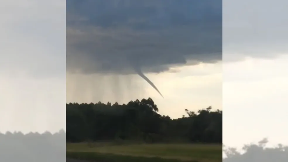 Nuvem que se parece com tornado chama atenção em rodovia na região; vídeo 