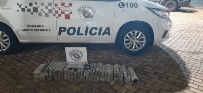 Polícia encontra 62 tijolos de maconha na casa de sogro de barbeiro no Jardim Ouro Verde em Ourinhos