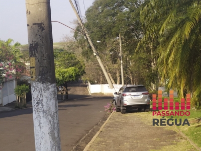 Motorista perde o controle e quase derruba poste em Ourinhos 
