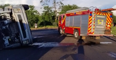Caminhão tomba em Bandeirantes, Paraná