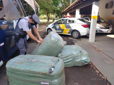 Polícia Rodoviária apreende milhares de produtos contrabandeados em ônibus de linha na Raposo Tavares 