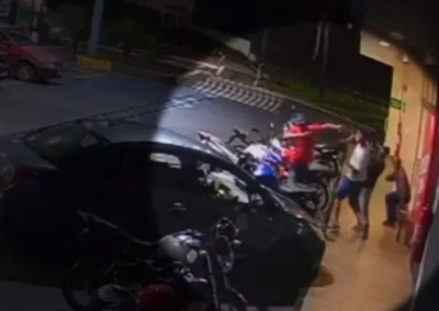 Entregador é esfaqueado em posto de combustíveis na região; vídeo 