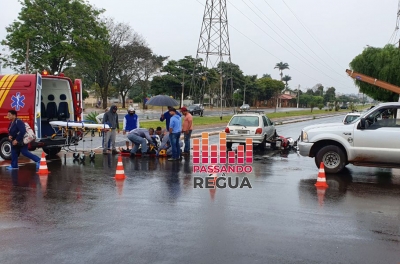 Motociclista fica ferido ao bater em carro em cruzamento em Ourinhos 