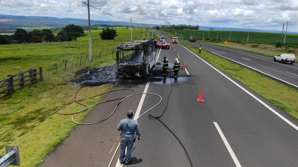 Ônibus sem passageiros pega fogo e fica destruído em rodovia na região 